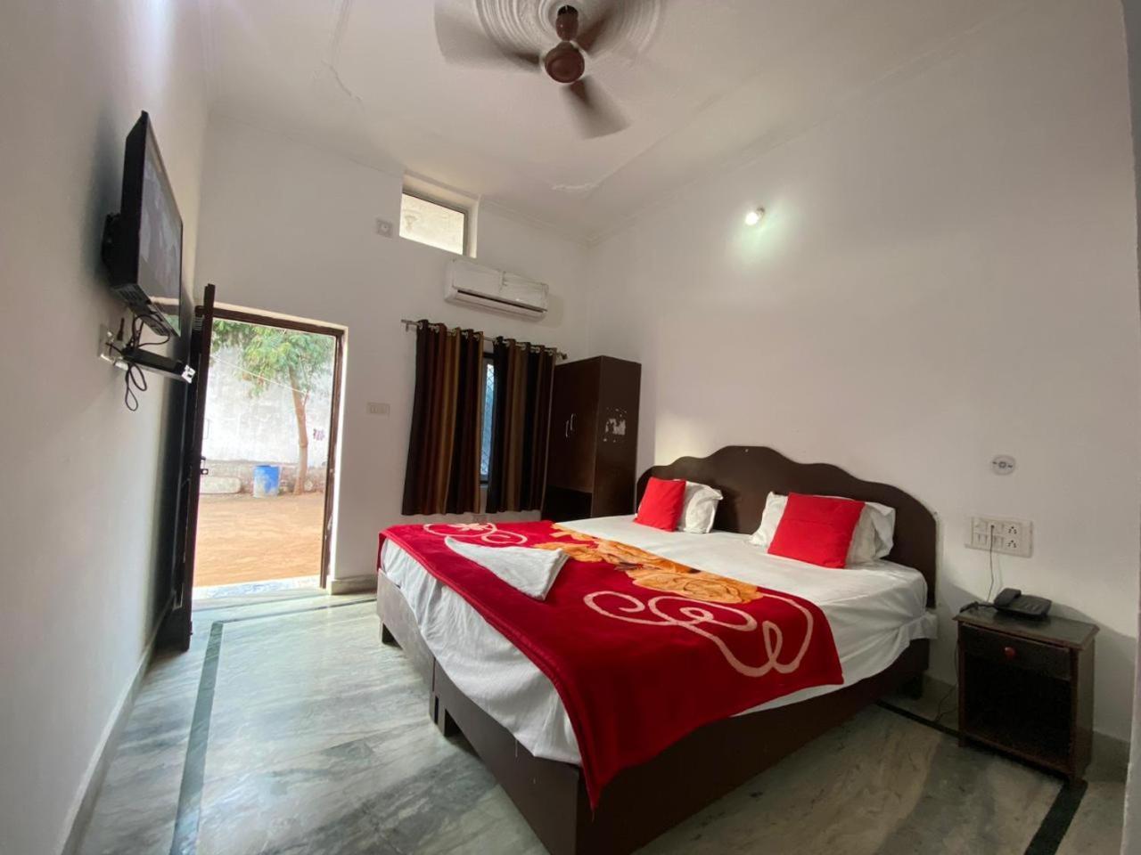 Karma Hostel Khajurāho Exterior photo